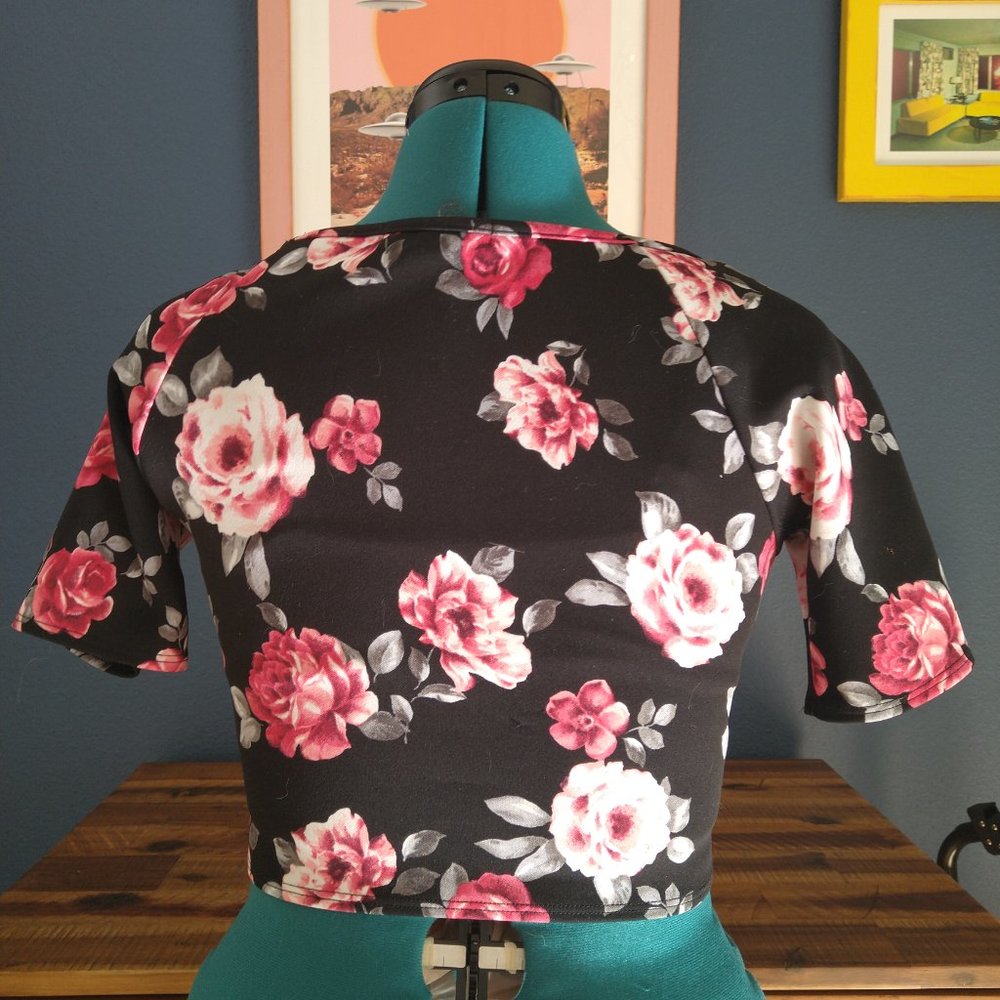 Stretch Floral Print Crop Top with powerful Rockabilly Rollergirl vibes - Picture 3 of 3